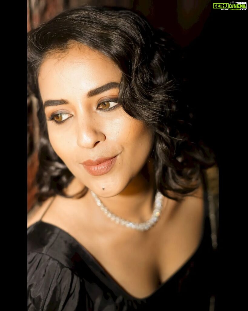 Komalee Prasad Instagram - I see you....🦋🖤🏵️ For #djpilla launch.. Styled by @aayeshaa.mariam Jewellery - @houseofqc Hair - @raghavacharyramoju Makeup - @raghavamakeupartist