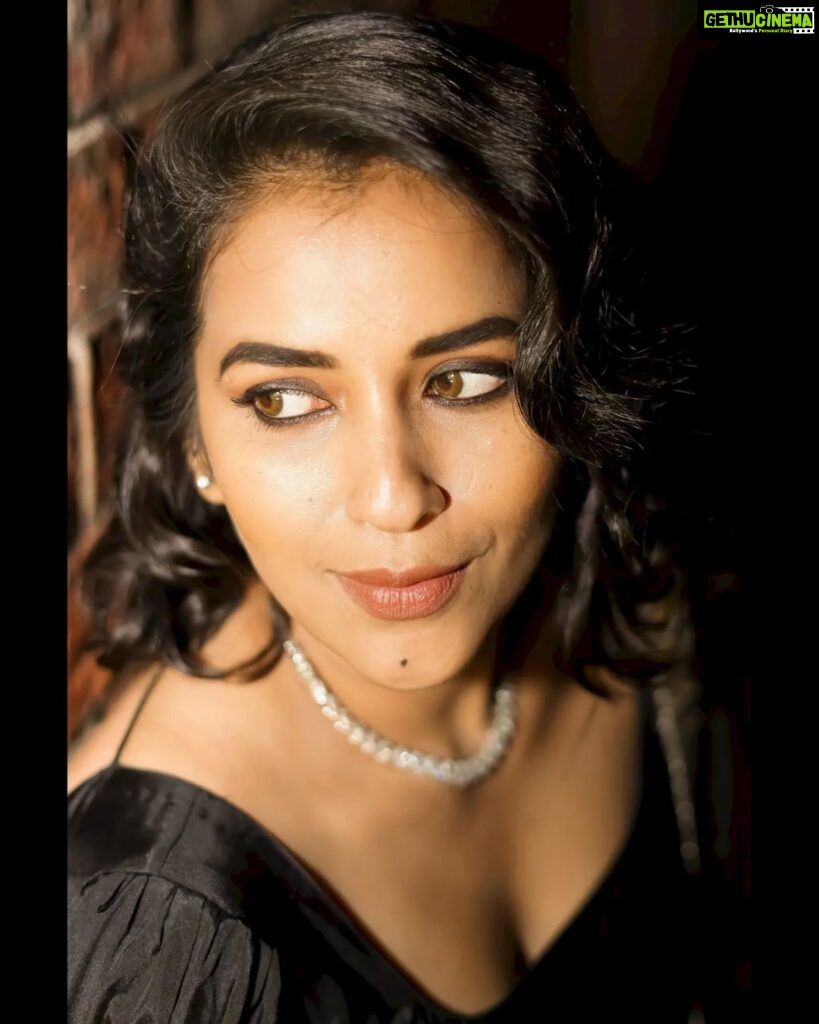 Komalee Prasad Instagram - I see you....🦋🖤🏵 For #djpilla launch.. Styled by @aayeshaa.mariam Jewellery - @houseofqc Hair - @raghavacharyramoju Makeup - @raghavamakeupartist