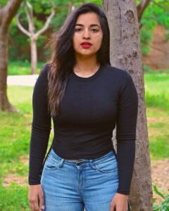 Komalee Prasad Instagram - Wandering in the location casually with morning face and some red lipstick...🌅🌴💄

Pics by @nani__mca