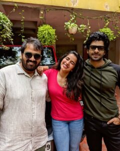 Komalee Prasad Instagram - Can you guess what's cooking here ??
You all will soon know about our drama , love and action 💞🥁💥

#newbeginnings #excited #ustoyou