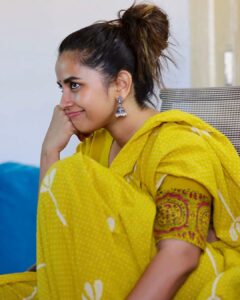 Komalee Prasad Instagram - When I was a " Tamil Ponnu " ❤️❤️❤️

When I wore no makeup to my face or my soul..
Imagined a rain and laughed my heart out..
Showed my freckles and the eyes wide.. 
Left the insecurities out and let the kid inside..

#chennai
#nomakeup 
#newbeginnings #manifestation #universe #grateful