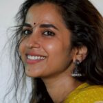 Komalee Prasad Instagram - When I was a " Tamil Ponnu " ❤️❤️❤️ When I wore no makeup to my face or my soul.. Imagined a rain and laughed my heart out.. Showed my freckles and the eyes wide.. Left the insecurities out and let the kid inside.. #chennai #nomakeup #newbeginnings #manifestation #universe #grateful Chennai, India