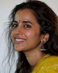 Komalee Prasad Instagram - When I was a " Tamil Ponnu " ❤️❤️❤️

When I wore no makeup to my face or my soul..
Imagined a rain and laughed my heart out..
Showed my freckles and the eyes wide.. 
Left the insecurities out and let the kid inside..

#chennai
#nomakeup 
#newbeginnings #manifestation #universe #grateful
