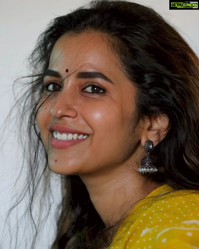 Komalee Prasad Instagram - When I was a " Tamil Ponnu " ❤️❤️❤️ When I wore no makeup to my face or my soul.. Imagined a rain and laughed my heart out.. Showed my freckles and the eyes wide.. Left the insecurities out and let the kid inside.. #chennai #nomakeup #newbeginnings #manifestation #universe #grateful Chennai, India