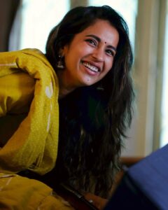 Komalee Prasad Instagram - When I was a " Tamil Ponnu " ❤️❤️❤️

When I wore no makeup to my face or my soul..
Imagined a rain and laughed my heart out..
Showed my freckles and the eyes wide.. 
Left the insecurities out and let the kid inside..

#chennai
#nomakeup 
#newbeginnings #manifestation #universe #grateful