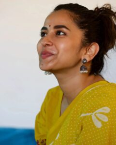 Komalee Prasad Instagram - When I was a " Tamil Ponnu " ❤️❤️❤️

When I wore no makeup to my face or my soul..
Imagined a rain and laughed my heart out..
Showed my freckles and the eyes wide.. 
Left the insecurities out and let the kid inside..

#chennai
#nomakeup 
#newbeginnings #manifestation #universe #grateful