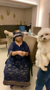 Krishika Lulla Instagram - The uncut version 
And yes we continue pranking my mommy …. @demblaraju 
She is so adorable ….. I love to entertain her …. Yes she also loves to get entertain …. But only with surprises …. To bring out her true reaction ….along with my partner in crime my doll @sialulla3 
 #krishikalulla #krishikalullamotherdaughterseries 
Hope this brings a smile coz it made all of us smile at the end 🍊🍫💝