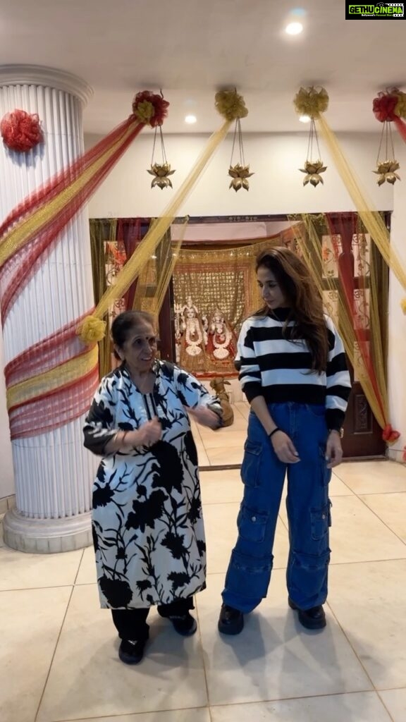 Krishika Lulla Instagram - Fun time with my mommy , so much to learn from them , her foot is swollen but she has a smile on her face , full of zest and energy .. Touch wood , 🧿🧿🧿🧿🧿🧿🧿🧿🧿🧿🧿🧿🧿🧿🧿🧿🧿 @demblaraju LIFE is like a photography , You Use The Negatives to Develop. #staypositive #krishikalullamotherdaughterseries #krishikalulla Wait for the making of this reel …. It’s just cute ❤️😍