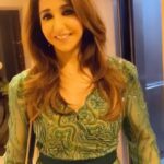 Krishika Lulla Instagram - It's not the load that breaks you down, it's the way you carry it ! #stylefashion #trendingreels #trending #krishikalulla #happyfridayeveryone