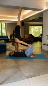 Krishika Lulla Instagram - If you never tasted a bad apple you would not  appreciate a good apple , you have to experience life to understand life 

My morning routine #learneveryday  #yoga #balance #core  #krishikalulla  #yogateacher @yogagurumansoorbaluch__ 

@nikotrickz  #gymnasticteacher  thank you sir thank this was inspired by you