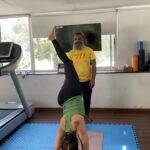 Krishika Lulla Instagram - Yoga time with mommy 👏👏 cutie pie. @demblaraju @yogagurumansoorbaluch__ #krishikalulla #krishikalullamotherdaughterseries The greatest mistake we make in our relationships is we listen half, understand quarter, think zero and React double !