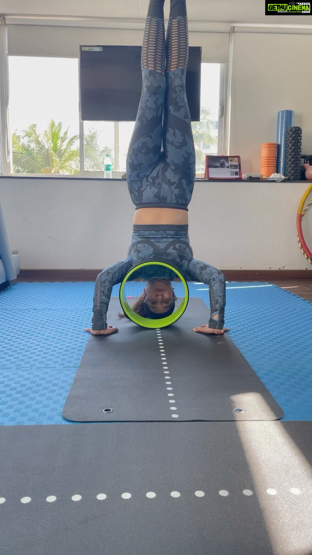 Krishika Lulla Instagram - Decorate Your Life Inspirations You will stop being ordinary when you decorate your life with divinity and spirituality. #krishikalulla #yogapractice @yogagurumansoorbaluch__ Mumbai, Maharashtra