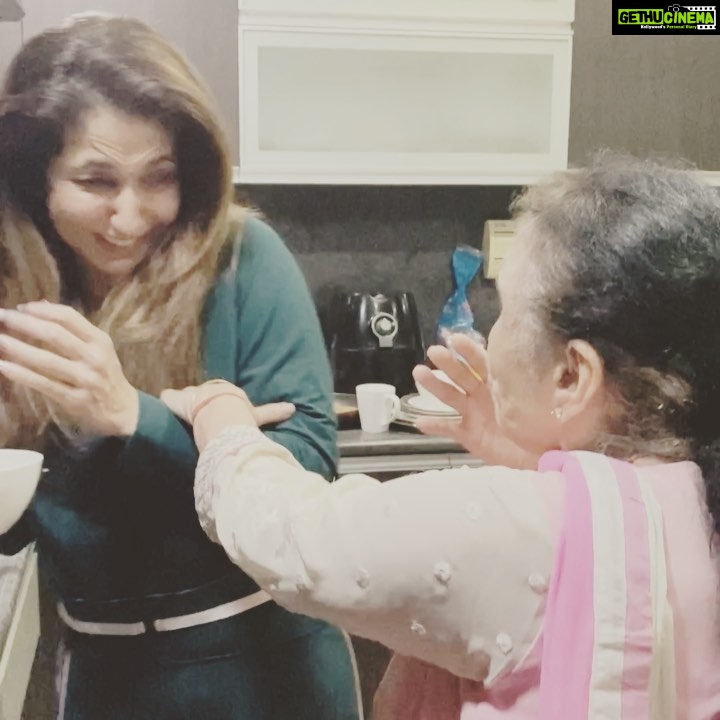 Krishika Lulla Instagram - The heart is your relationship with existence. The head is your relationship with society. When you want to make a decision, follow your heart. Am sure this will make you smile #prankvideos #prankmom #krishikalullamotherdaughterseries #krishikalulla #krishikalove❤️ @demblaraju Spending time with mom … best time #throwbackmemories Miss you mom