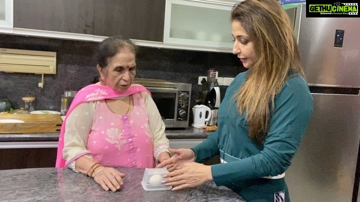 Krishika Lulla Instagram - Prank time with mom …..but all the pranks don’t succeed 😃😜😃😜 Tap Tap ….. mommy thought that I would break the egg on her 😂 @demblaraju #krishikalullamotherdaughterseries #krishikalulla #krishikalulla❤️ #throwbackmemories Mumbai, Maharashtra