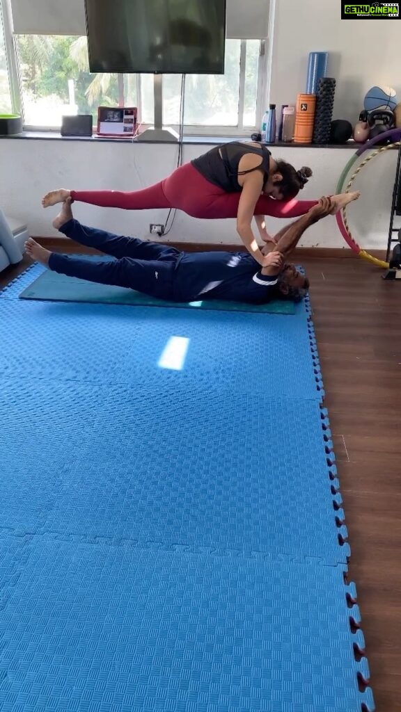 Krishika Lulla Instagram - Splits in the air Making it look easy is the Hardest thing in the world to do It’s taken a while to get this right Yoga guru @yogagurumansoorbaluch__ #yogagirl #yogapractice #krishikalulla #trendingreels #trendsetter #workhardanywhere #consistent