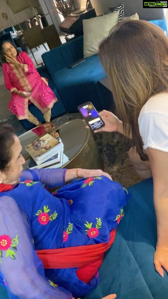 Krishika Lulla Instagram - Fun time teaching mom how to play games on the phone … @demblaraju #krishikalullamotherdaughterseries #krishikalulla Mumbai, Maharashtra