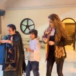 Krishika Lulla Instagram - “You don’t paddle against the current, you paddle with it. And if you get good at it, you throw away the oars.” #surrender With my rock star @demblaraju Bua ,s baby @iyaan.sukhija #krishikalullamotherdaughterseries #krishikalulla #trending #dancewithfamily #trendingreels