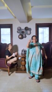 Krishika Lulla Instagram - Time to Entertain my mom 
Let’s play a game 
Mommy are always a winner 🏆 
What do you think ? 
#krishikalullamotherdaughterseries #krishikalulla #prankwithmom  #emtertainment #entertainer  #weekendvibes #weekendtime #fridaymood #fridayvibes