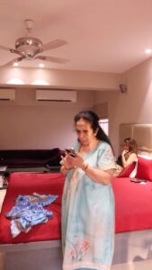 Krishika Lulla Instagram - “No one heals himself by wounding another” 

Watch till the end 
Monday let’s begin by spreading a smile 😊 😊😊😊😊😊😊😊😊 the cutest  part was when mom had to say dialogue ….. she thought I am mad ….. my mom had no clue what I am making her do … touch wood am blessed to have her , she is so pure  love you mom @demblaraju 
My mom my Rockstar ❤️❤️❤️❤️❤️ #krishikalullamotherdaughterseries #krishikalulla  #prankmomkL #trendingreels #trendingpranks