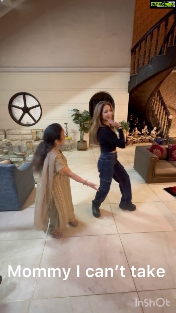 Krishika Lulla Instagram - Making my reels with mom is my best time with her ……., mommy ,s. are always cute , when she wants to do something , she prefers to do it perfectly, …..but this song was done in 10 min with moms first take 🤗🤗🤗🤗 focus hai toh 🤣🤣 #krishikalulla With @demblaraju #krishikalullamotherdaughterseries