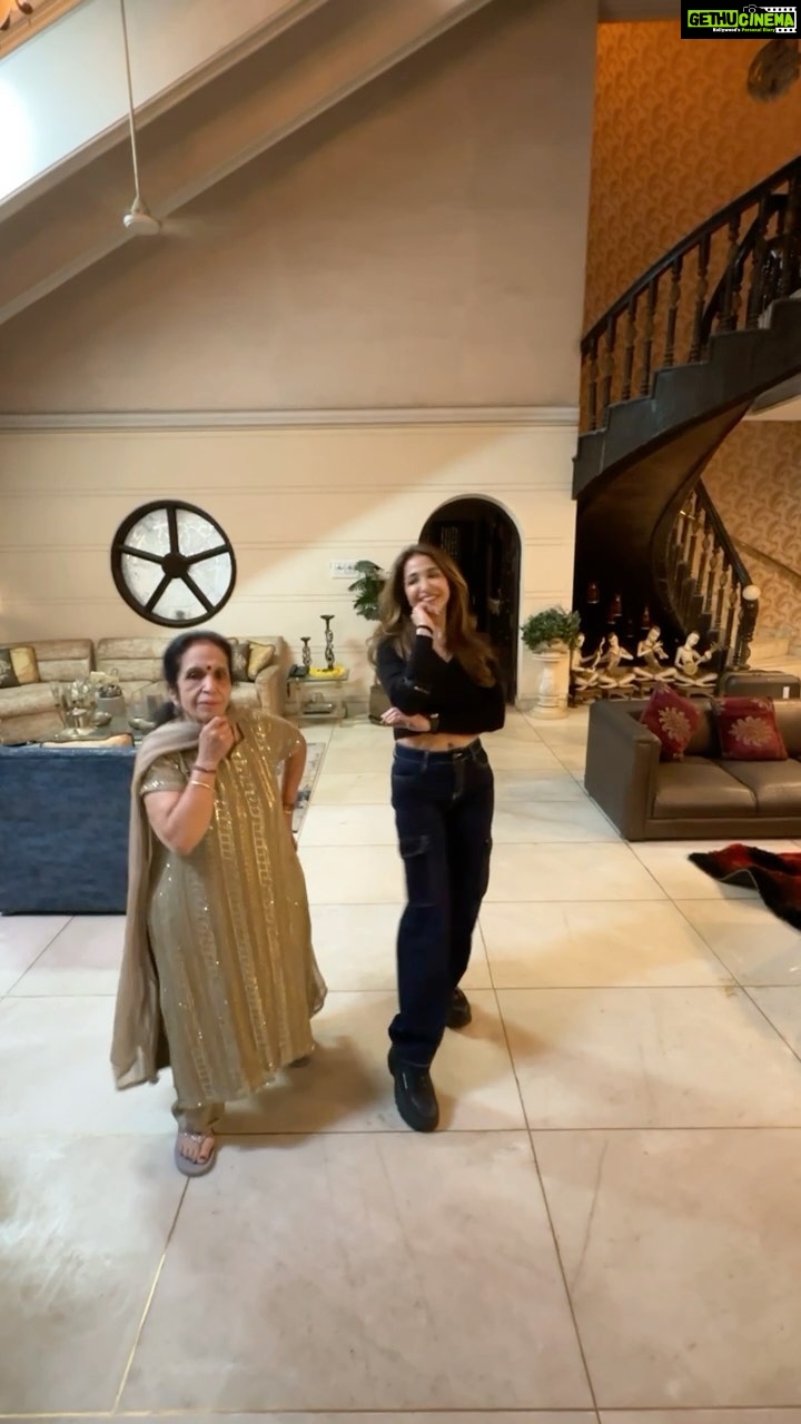 Krishika Lulla Instagram - ...A smile is not only the result of happiness but can also ......be the cause of happiness.... One take ….. mommy you killed it This was super fun @demblaraju Wishing Aki best wishes for his film @akshaykumar #motherdaughter #krishikalulla #krishikalullamotherdaughterseries #timewithfamily #trendingreels #trendingsongs