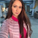 Krissann Barretto Instagram - On set ♥️💫 #picture #picoftheday #photography #photo #pink #sunset #golden Srinagar, Jammu and Kashmir