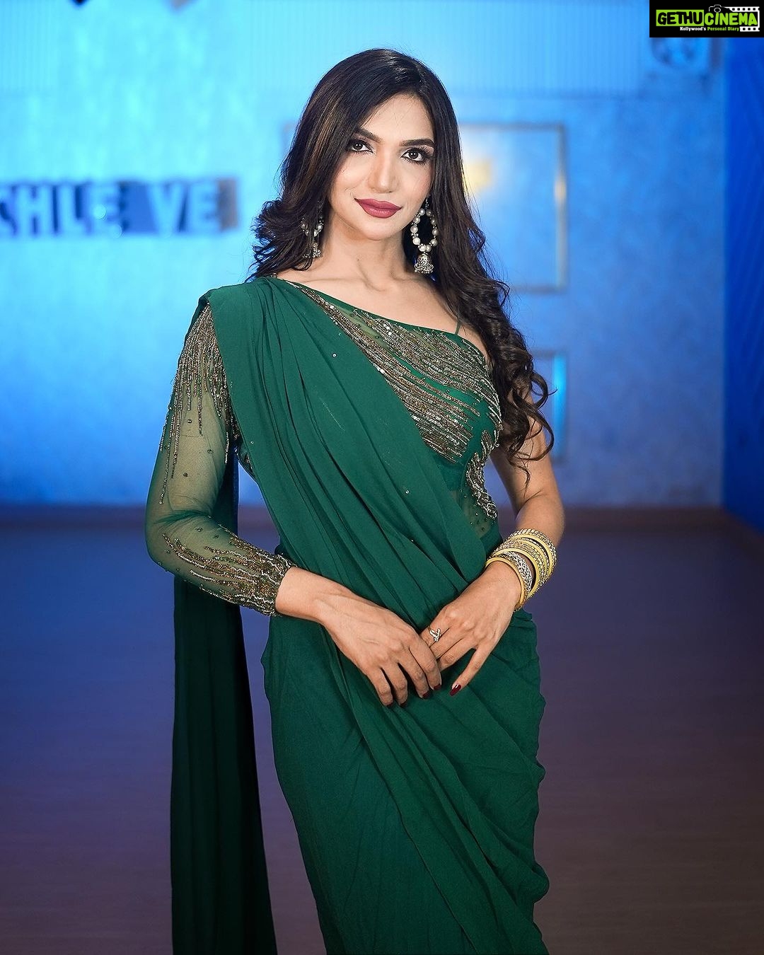 Kriti verma Instagram - A moment will come when there isn’t anything that’s going right. But don’t panic. With a little embarrassment. You will Survive it! All you have to do is make a move and move on a bit. - SRK ❤️ #kriti #kritiverma #saree #friday