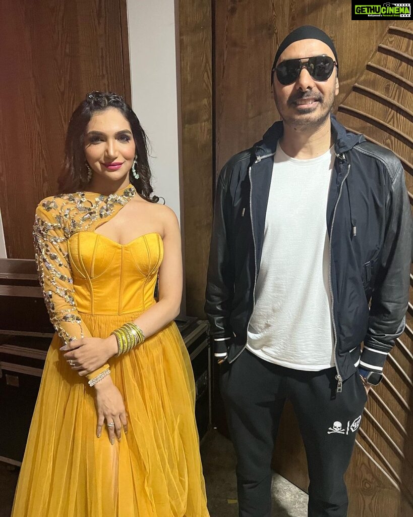 Kriti verma Instagram - Did an amazing show in Goa. Shared stage with @sukhbir_singer ji🫶🏻🧿 In love with the outfit by @coutureisabis 👗 Beautiful makeup done by @guneet_r_dhaliwal 💄 Taj Cidade de Goa, Goa