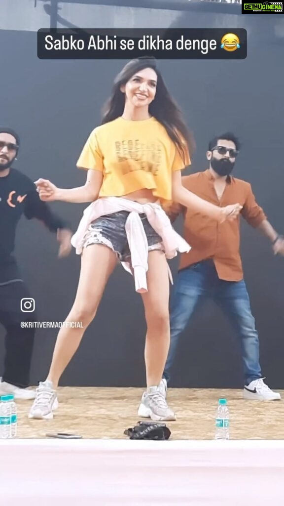 Kriti verma Instagram - Ohh yes..The Stage will always be my first ❤️🫶🏻🧿 This song is dedicated to the love of my life…Stage it is 🥰🧿♥️ Short rehearsal before we rock the stage🧿 #kriti #kritiverma #stage #show