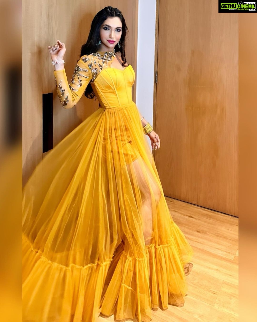 Kriti verma Instagram - Did an amazing show in Goa. Shared stage with @sukhbir_singer jiπ«Άπ»π§Ώ In love with the outfit by @coutureisabis π Beautiful makeup done by @guneet_r_dhaliwal π Taj Cidade de Goa, Goa