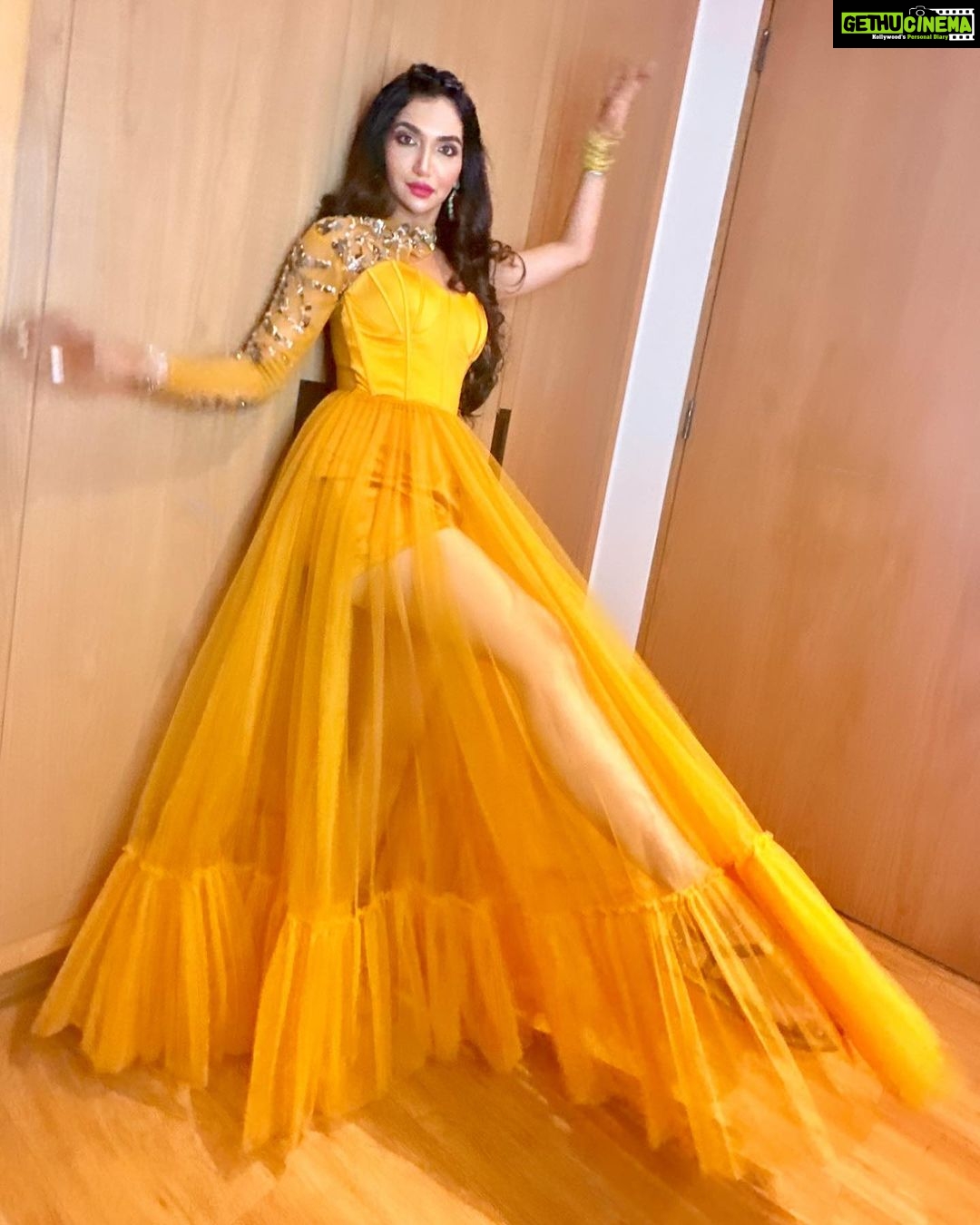 Kriti verma Instagram - Did an amazing show in Goa. Shared stage with @sukhbir_singer jiπ«Άπ»π§Ώ In love with the outfit by @coutureisabis π Beautiful makeup done by @guneet_r_dhaliwal π Taj Cidade de Goa, Goa