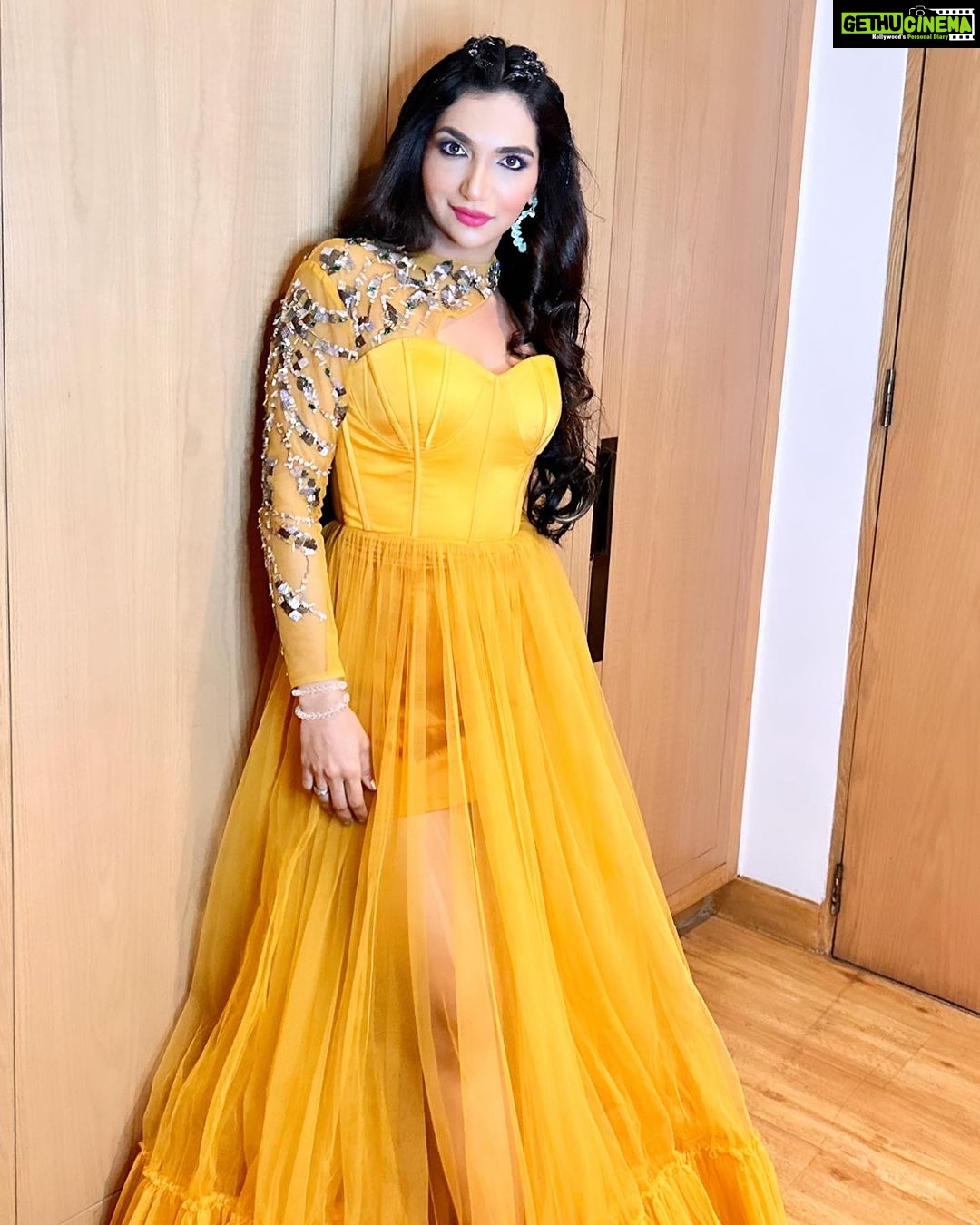 Kriti verma Instagram - Did an amazing show in Goa. Shared stage with @sukhbir_singer jiπ«Άπ»π§Ώ In love with the outfit by @coutureisabis π Beautiful makeup done by @guneet_r_dhaliwal π Taj Cidade de Goa, Goa