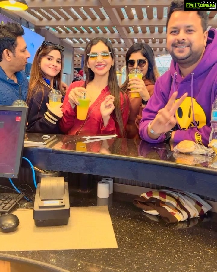 Kriti verma Instagram - First layover at Ethiopia …💗🔥🧿 7th number video..main mobile bhi ni rakhti haath me..kyunki mere mobile se video record hori ti😂😂 #airportdiaries #kriti #kritiverma #ethiopia #jaimatadi🙏🧿 Addis Ababa, Ethiopia