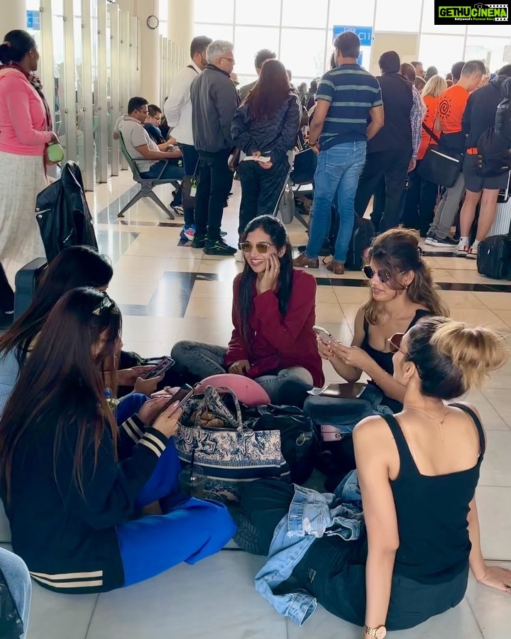 Kriti verma Instagram - First layover at Ethiopia …💗🔥🧿 7th number video..main mobile bhi ni rakhti haath me..kyunki mere mobile se video record hori ti😂😂 #airportdiaries #kriti #kritiverma #ethiopia #jaimatadi🙏🧿 Addis Ababa, Ethiopia