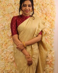 Lakshmi Menon Instagram - DWITYA day 2 Navratri The day of Godess Brahmacharini 🙏🏽✨ Hair and Makeup thanks to @greatlooks_salon