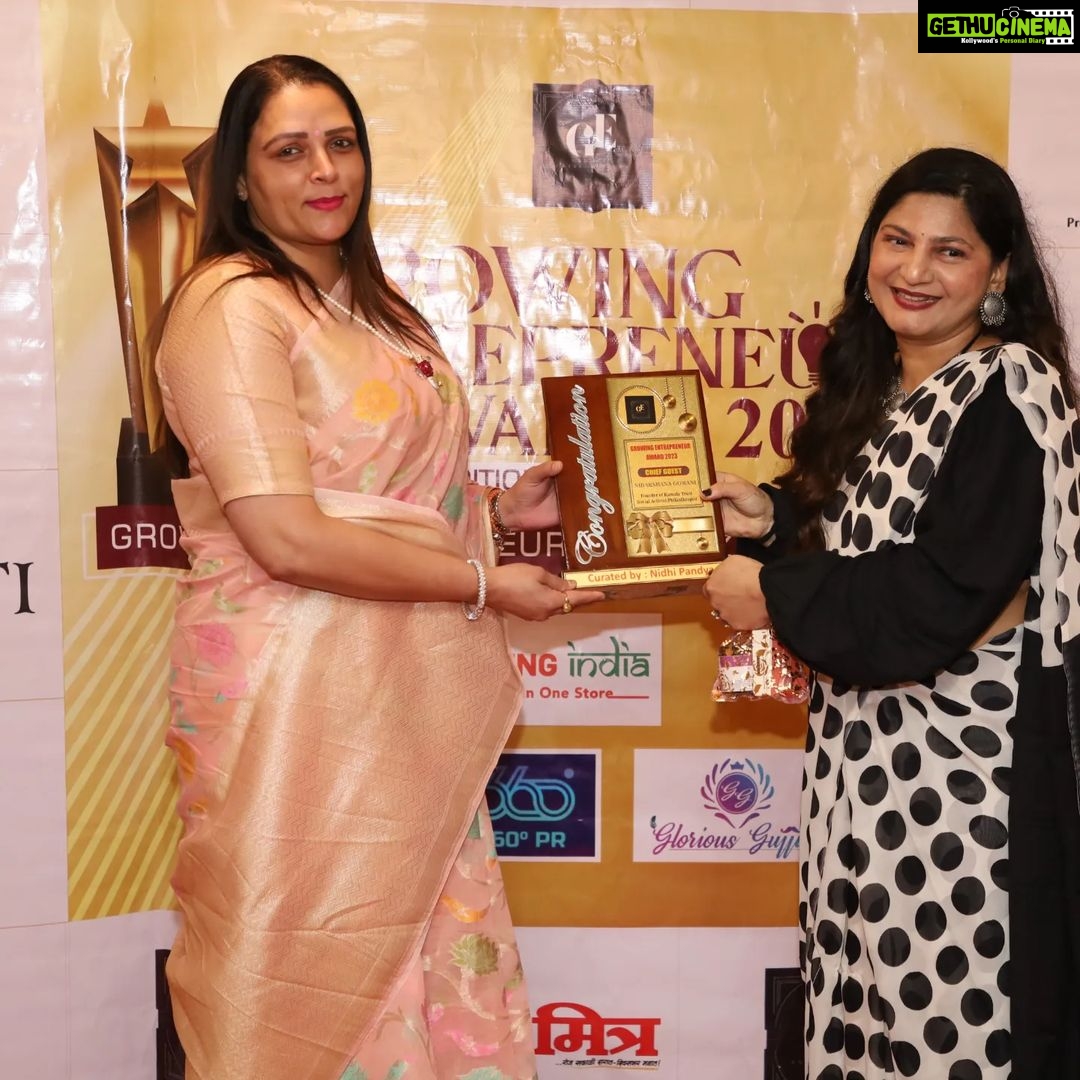 Leslie Tripathy Instagram - So here's sharing a sneek peek of our successful show and we celebrate our 4 th Anniversary bash of our @growingentrepreneursng community with felicitation of our #geentreprenueraward and our #gemagazinelaunch and featured 25 successful Entrepreneurs It was a great evening well spent with our honourable Chief Guest @abhijeetashokraneofficial @nidarshana_gowani @dr.manjulodha We missed you mam Our guest of honour @deecee_20 @namrata_thakker @caanilgoyal @mickey_mehta we missed you sir Our celebrity guest @ojasrajanihairnmakeupacademy @filmmakermanisharanawat @kkhushijaain Our special Guest @himanshu_agarwal._ @anujazaverihapp @anisha_purswani @lubdhaporwal @queenkaren777 @nutansoni Special mention for our Growing entrepreneur magazine cover a big thank u to my favourite couple @manasi_parekh @parthivgohil9 @deeceepaps All our Successful entrepreneur/awardees and our entrepreneur featured in Magazine a big thank you to all you guys @mittalkotaktarotcardreader @nandniguptaa @vijitvyas2023 @shamim_dhamaskar @avanipithadia @kamakshee_creation @jahnavithadeshwar @sshreevidhyaa @decorwithdhruv @hodophile_21 @pethavenindia @purvijaveri @nirupama.fitlifestyle @shahanissha @poojasodagar @immrunal @poojaanand @payalsurekha @shabia_walia @kapadiaasma @haswataprasanna @roopachoksi @jayamunot @dipalishah @abundance_with_pooja @shukrana_preetisingh @sp_photography12 @jayshreeshah @rupeeboss sharadhegde Special thanks to my photography partner @sp_photography12 My mua @shamim_dhamaskar My beautiful host @leslietripathy My saree @thegrowingindiastore My printing partner @pragatienterprise @pritika_graphics πππThank u everyone for your trust The Club Mumbai