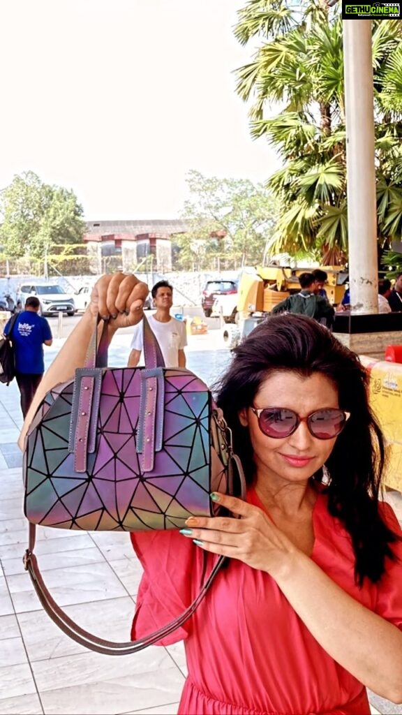 Leslie Tripathy Instagram - #ad reflective unique bags by @uneekindia #reelsindia #trendybags #uneekbag #leslietripathy Mumbai, Maharashtra