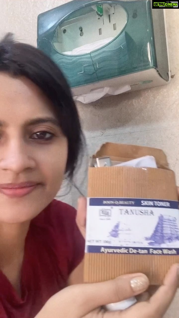 Leslie Tripathy Instagram - #ad @herboville is 100 percent #ayuverdic #facewashpowder #faceserum #tanusha #amritbindusnehamfaceserum Mumbai, Maharashtra