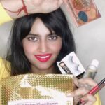 Leslie Tripathy Instagram - Received beautiful gift hamper from @shamim_dhamaskar ji Popular Celebrity #makeupartist #hairstylist when she opened a new branch of her #beautyschool in #mumbai @hayatmakeupacademy
