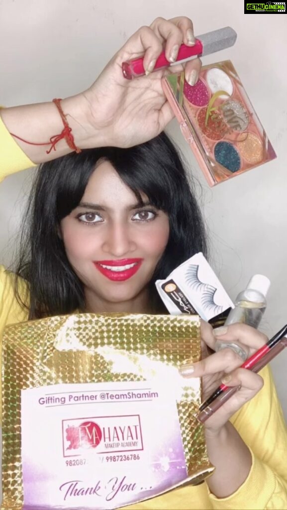 Leslie Tripathy Instagram - Received beautiful gift hamper from @shamim_dhamaskar ji Popular Celebrity #makeupartist #hairstylist when she opened a new branch of her #beautyschool in #mumbai @hayatmakeupacademy