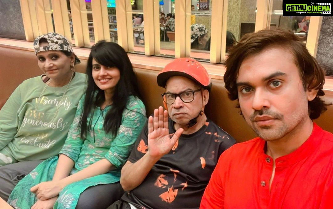 Leslie Tripathy Instagram - #happyganeshpuja #ganeshchaturthi #ilovemyfamily Mumbai - मुंबई