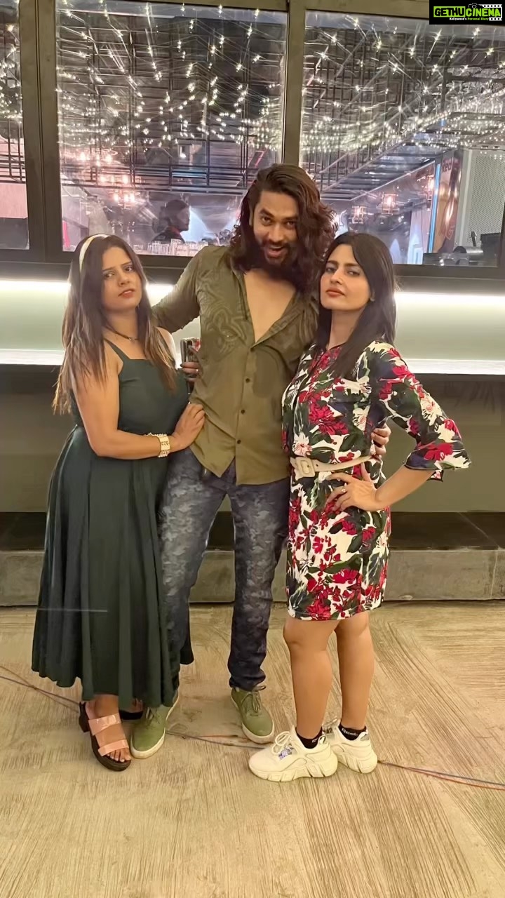 Leslie Tripathy Instagram - Time spending with friends it’s like heaven on Earth 🌍 @leslietripathy26 @attitude__queen092 #party #explore #trendingreels #viral #friendship #friends #blog #insta #goodtimes #instablog #nightclub #clubbing #clubnight #beauty #mumbai