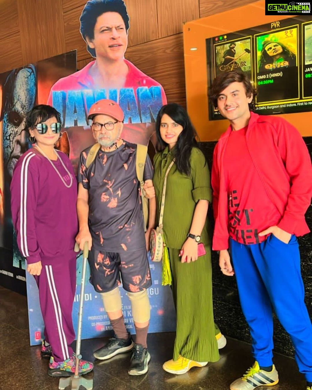Leslie Tripathy Instagram - Today’s a special day as it’s Family day ( also watching Jawan and enjoying the film ) wonderful performances by #shahrukhkhan #deepikapadukone #vijaysethupathi #nayanthara by #atlee : : : : : : : #srk #sharukhkhan #jawanmovie #leslietripathy #pvr #mumbai #bollywood