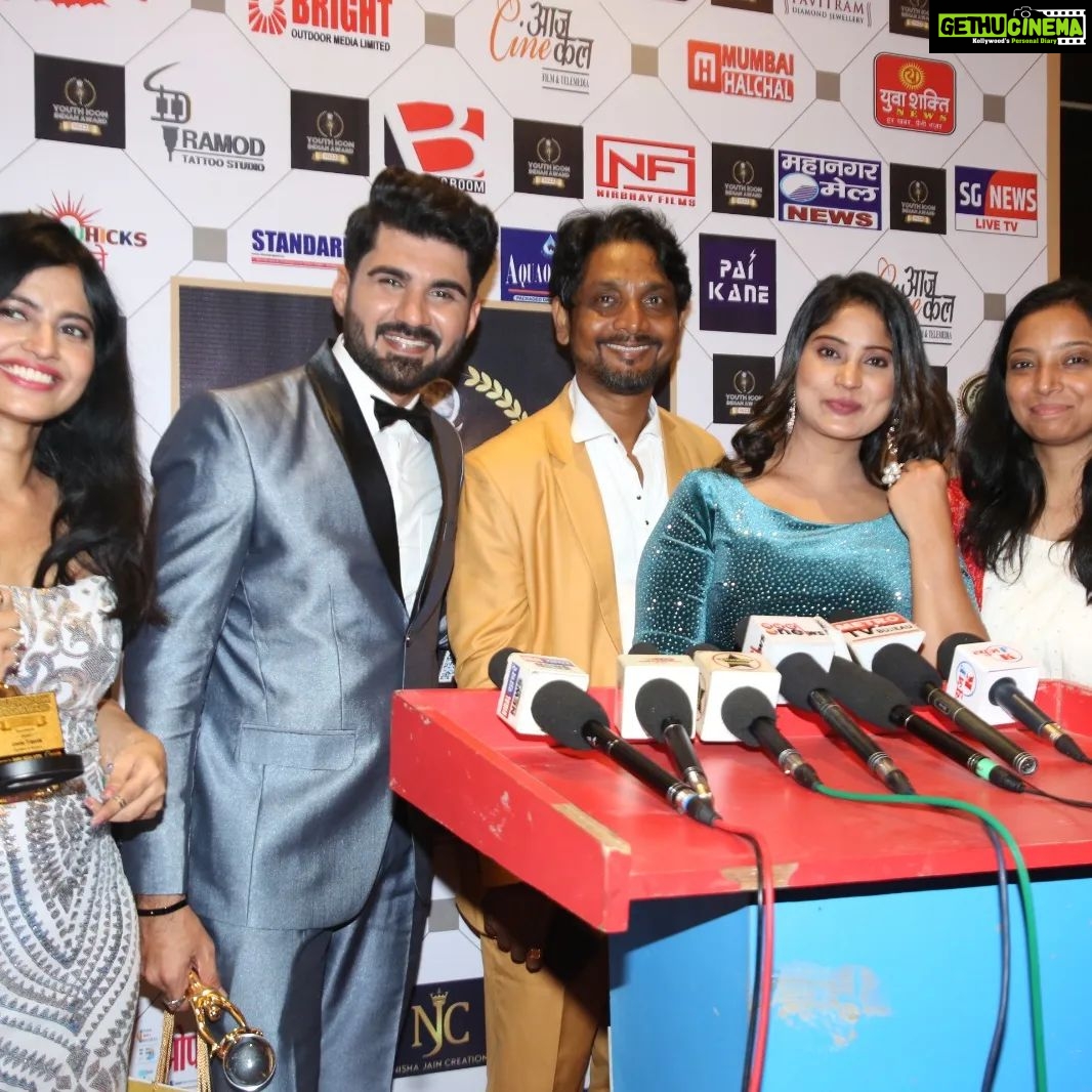 Leslie Tripathy Instagram - Our Grand show Youth Icon Indian Award show was a super duper hit, I am very happy, whatever happened, it happened because of your love and blessings.thanks for attanding👍👌💐 Mukti A Smita Thackera