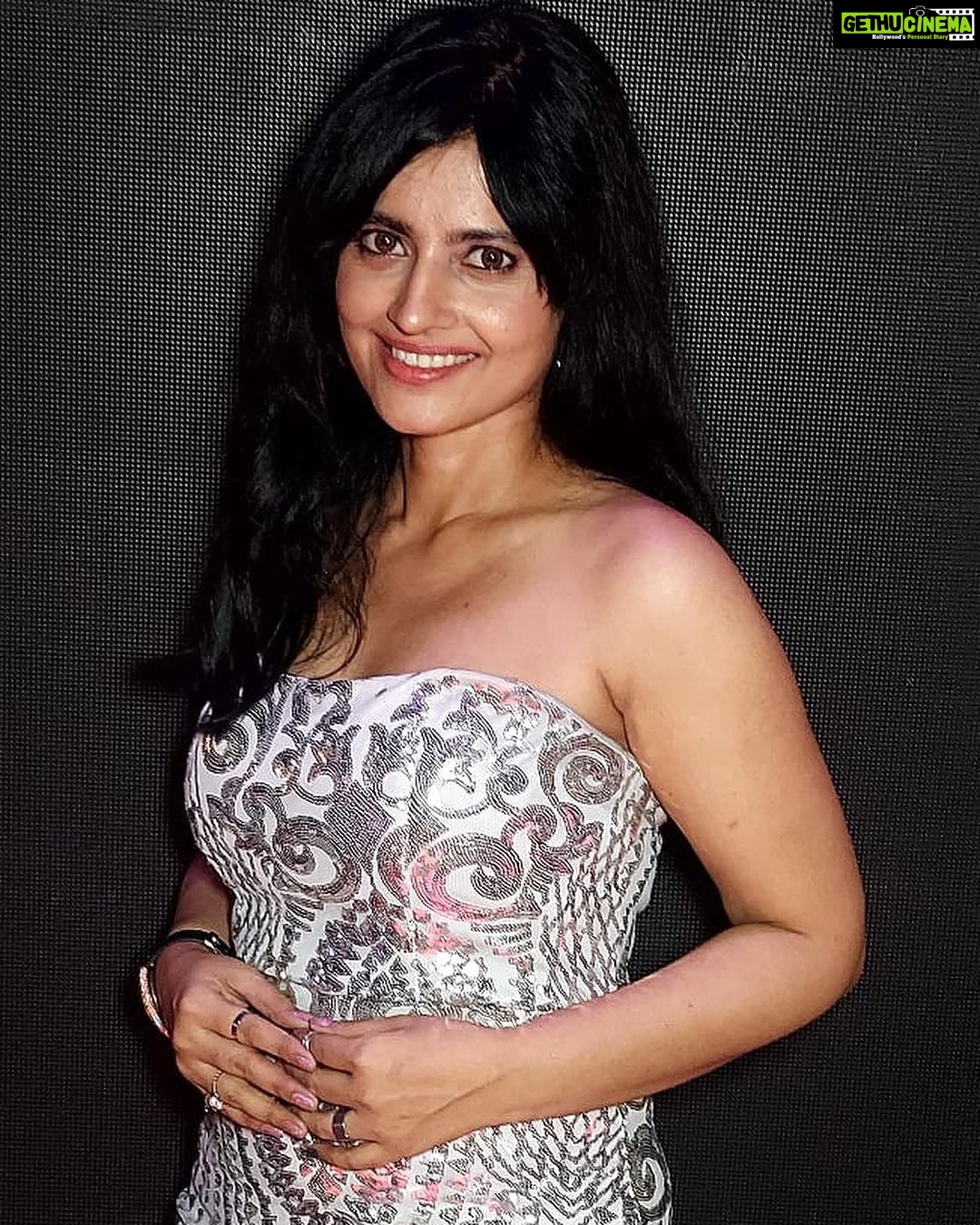 Leslie Tripathy Instagram - Thank you @azharhussaindirector @yiia_national @shibamediawprk @yiia_official @shahu8930 for award and opportunity and @sufiyankapadiaa . My Outfit by @foreverpretty.co.in Mukti A Smita Thackera