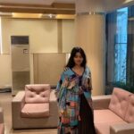 Leslie Tripathy Instagram – @stringsbymeghasharma designed this crepe silk long jacket🤩. I am vocal for local fashion designers . Indie clothing made from pure banarasi silk. Do support the wonderful Designer and Stylist Megha Sharma based in #Mumbai, an ace Female Entrepreneur. You can order her outfits n designs as they have Worldwide Shipping 🛍 proud of #indiantalent #womenempowerment #womensupportingwomen #womeninbusiness #womenfashion #fashioninspo #fashionblogger #fashioninfluencer #indianwear #leslietripathy #meghasharma 🇮🇳 Mumbai, Maharashtra