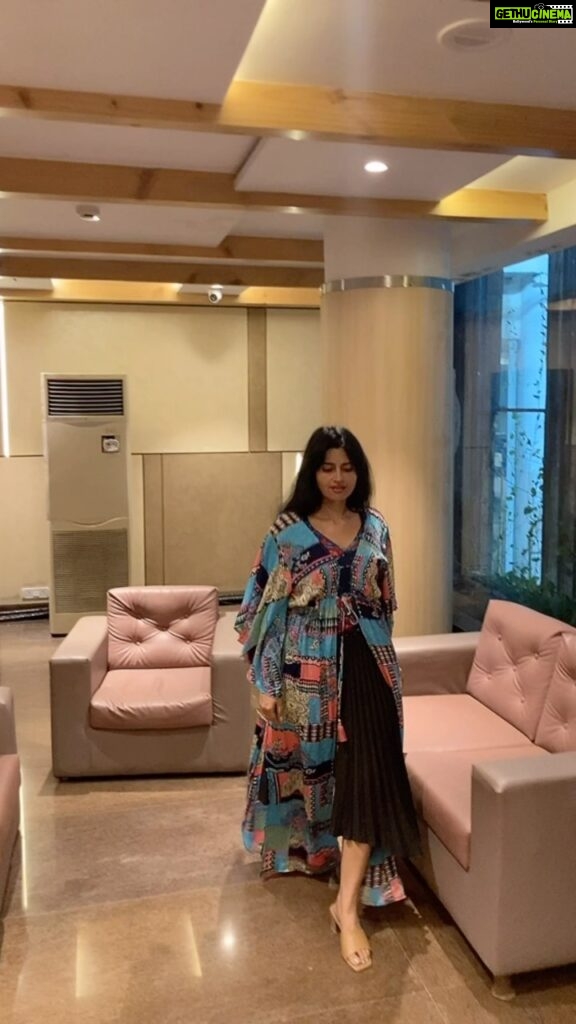 Leslie Tripathy Instagram - @stringsbymeghasharma designed this crepe silk long jacket🤩. I am vocal for local fashion designers . Indie clothing made from pure banarasi silk. Do support the wonderful Designer and Stylist Megha Sharma based in #Mumbai, an ace Female Entrepreneur. You can order her outfits n designs as they have Worldwide Shipping 🛍 proud of #indiantalent #womenempowerment #womensupportingwomen #womeninbusiness #womenfashion #fashioninspo #fashionblogger #fashioninfluencer #indianwear #leslietripathy #meghasharma 🇮🇳 Mumbai, Maharashtra
