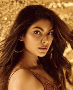 Lopamudra Raut Instagram - All that glitters is gold !  Shot by @shreyansdungarwal hair by @kavita.gour.184 make up by @harshpawar_makeupacademy18 #photography #goldenhours #vibe #lopamudra #lopamudraraut