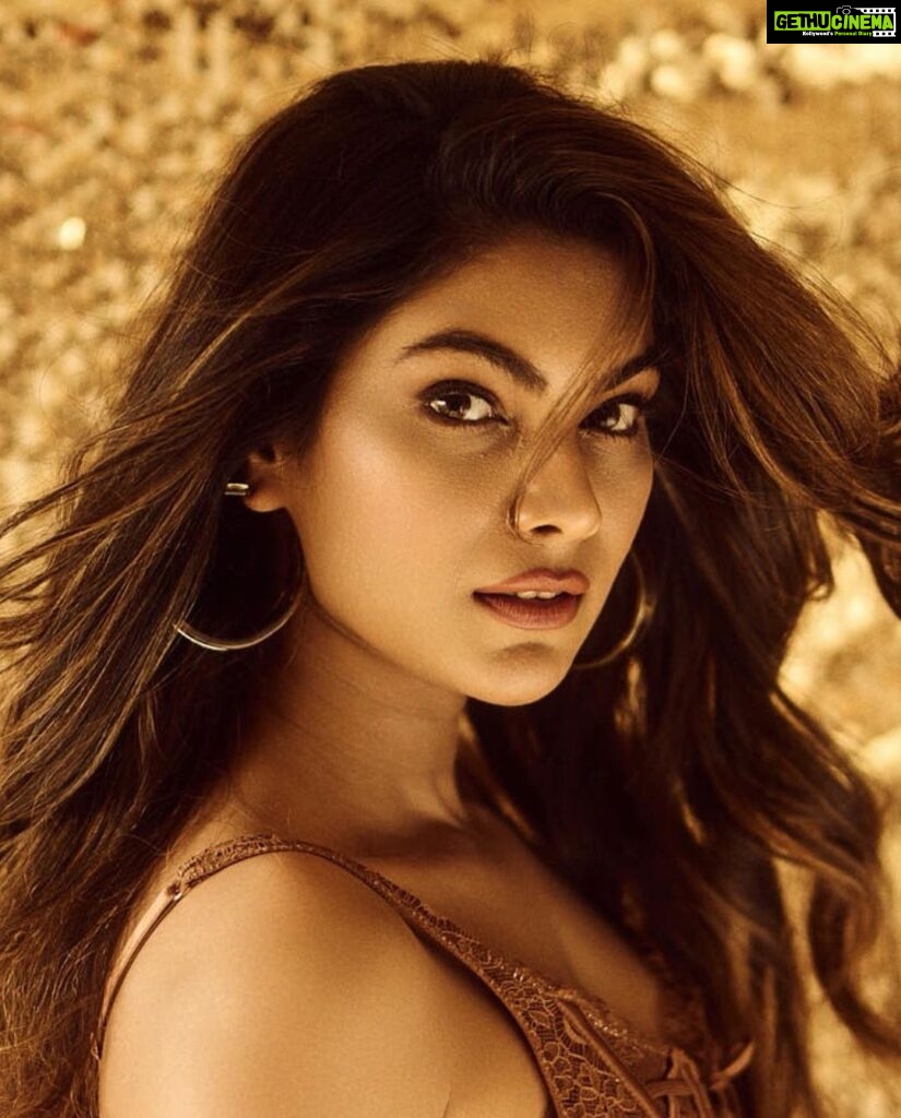 Lopamudra Raut Instagram - All that glitters is gold ! Shot by @shreyansdungarwal hair by @kavita.gour.184 make up by @harshpawar_makeupacademy18 #photography #goldenhours #vibe #lopamudra #lopamudraraut