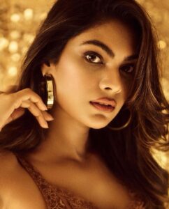 Lopamudra Raut Instagram - All that glitters is gold !  Shot by @shreyansdungarwal hair by @kavita.gour.184 make up by @harshpawar_makeupacademy18 #photography #goldenhours #vibe #lopamudra #lopamudraraut